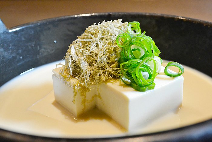にがり豆腐と豆乳ベースのだし汁をそのまま食べられる「ほくほく親子湯豆腐」(600円)